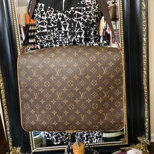 Large Authentic Louis Vuitton Unisex Messenger Bag